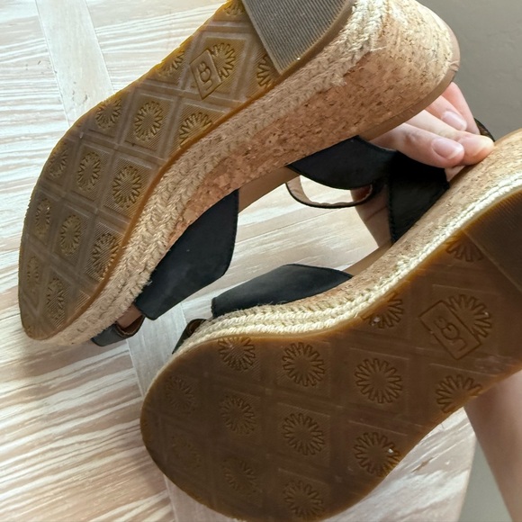 UGG|Cloverdale Espadrille Wedge Sandal in black & tan •••Beachy & Boho Size 9 - Picture 13 of 16